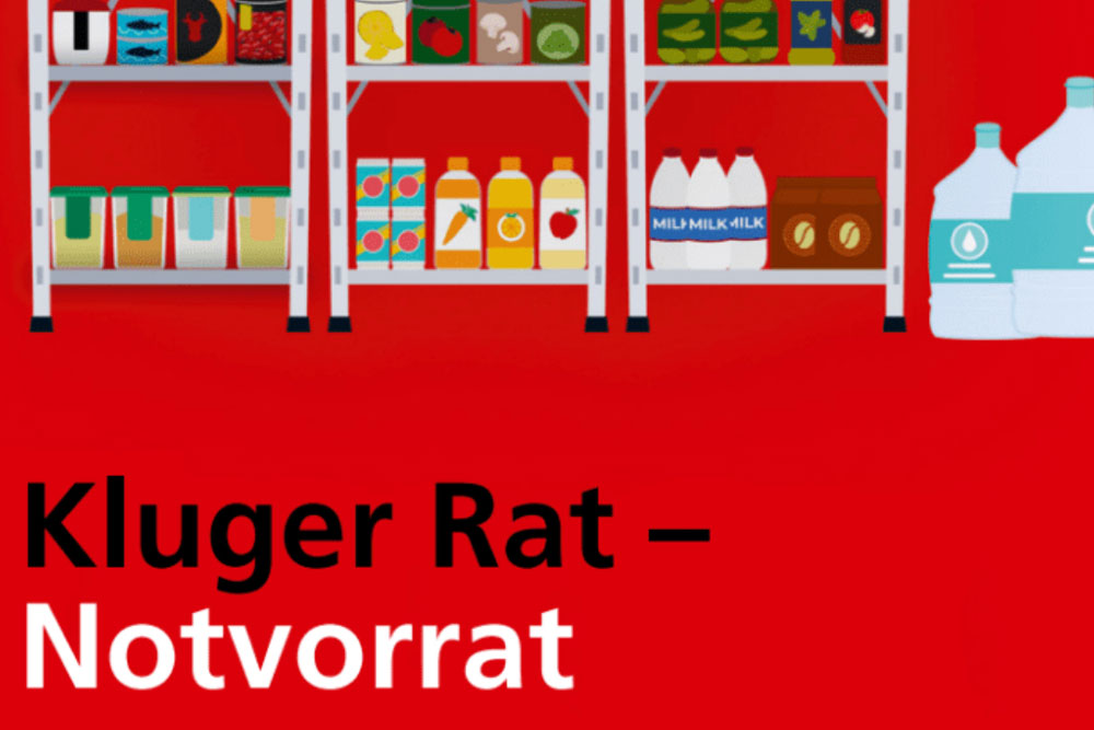 Regal mit Notvorrat aus Wasser, Konserven und Hygieneartikeln