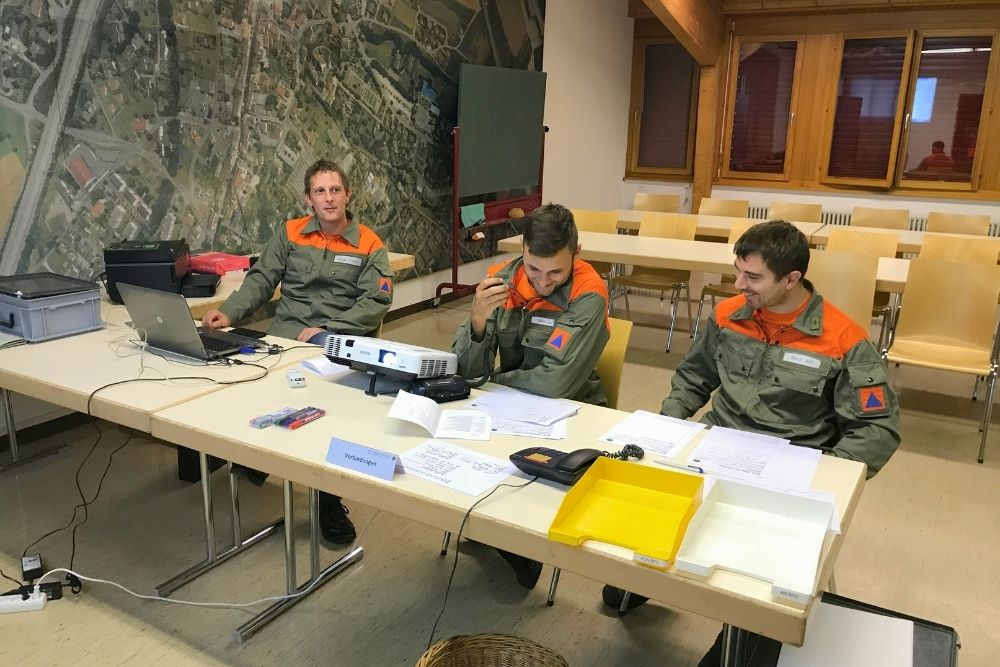RFO Aufgaben Stabsangehörige arbeiten im Führungsraum an Telefon und Laptop