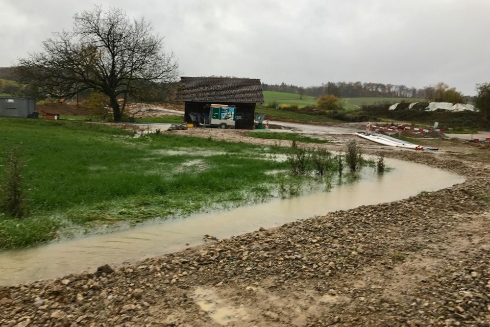 RFO Auftrag Über die Ufer getretener Bach nach starkem Regen