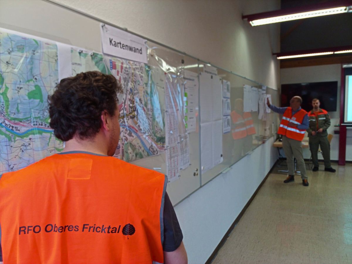 RFO_Organisation 1200x900 Mitglied des RFO bei der Lagebesprechung vor der Kartenwand